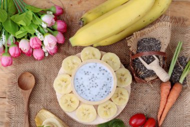 Chia tohumu süt ve muz lezzetli