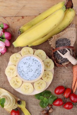 Chia tohumu süt ve muz lezzetli