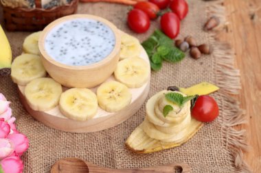 Chia tohumu süt ve muz lezzetli