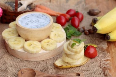 Chia tohumu süt ve muz lezzetli