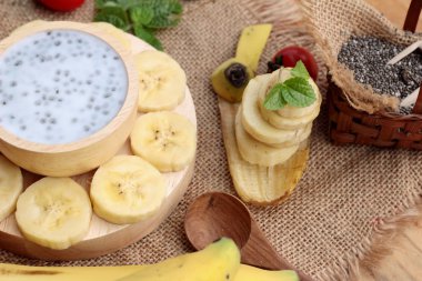 Chia tohumu süt ve muz lezzetli