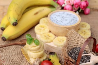 Chia tohumu süt ve muz lezzetli