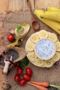 Chia tohumu süt ve muz lezzetli