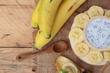 Chia tohumu süt ve muz lezzetli