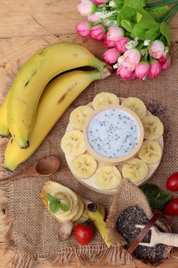 Chia tohumu süt ve muz lezzetli