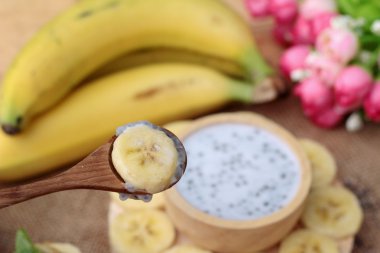 Chia tohumu süt ve muz lezzetli