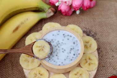 Chia tohumu süt ve muz lezzetli