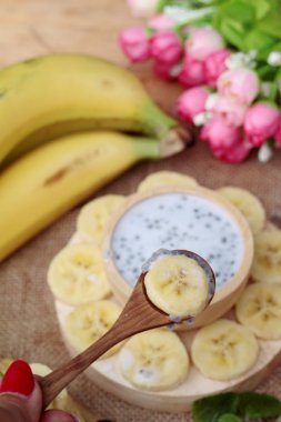 Chia tohumu süt ve muz lezzetli