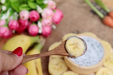 Chia tohumu süt ve muz lezzetli