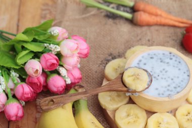 Chia tohumu süt ve muz lezzetli