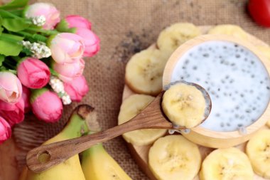 Chia tohumu süt ve muz lezzetli