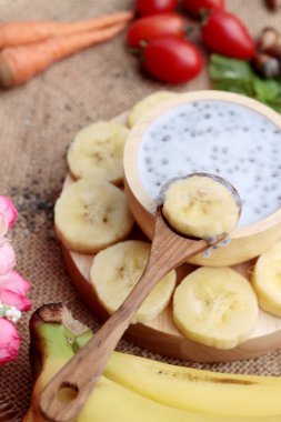 Chia tohumu süt ve muz lezzetli