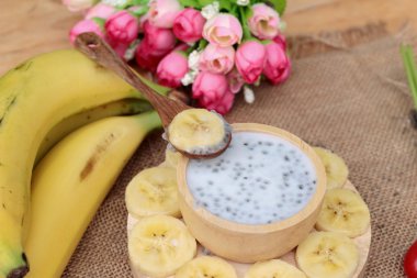 Chia tohumu süt ve muz lezzetli