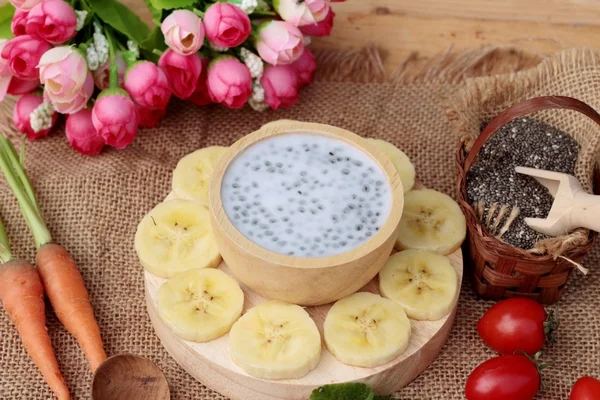 Chia tohumu süt ve muz lezzetli