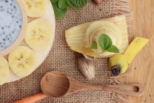 Chia tohumu süt ve muz lezzetli