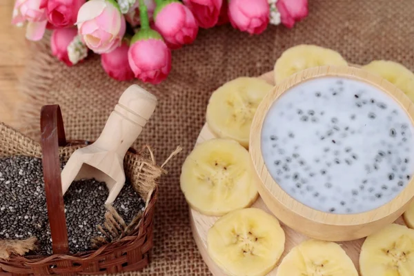 Chia tohumu süt ve muz lezzetli