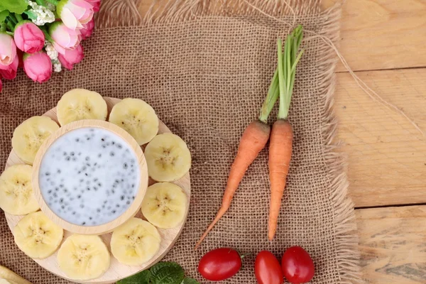 Chia tohumu süt ve muz lezzetli