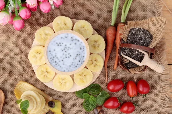 Chia tohumu süt ve muz lezzetli