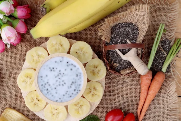 Chia tohumu süt ve muz lezzetli