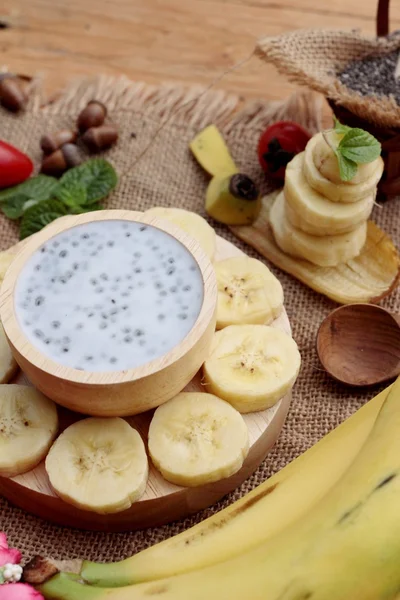 Chia tohumu süt ve muz lezzetli