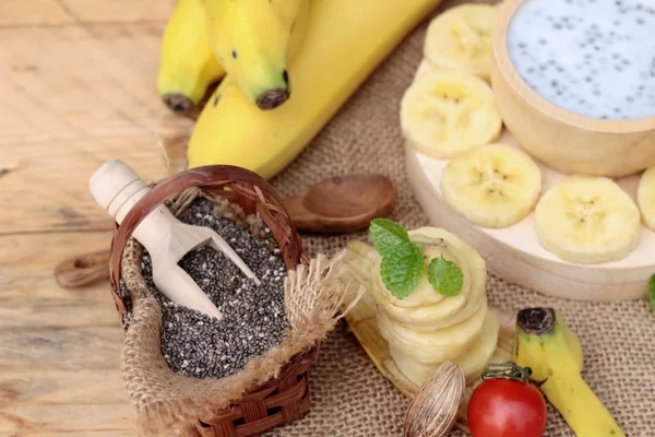 Chia tohumu süt ve muz lezzetli