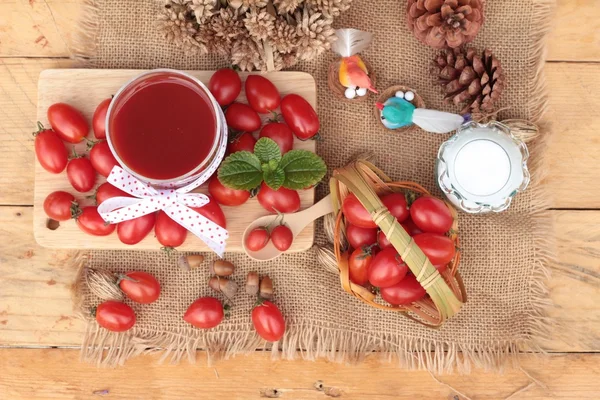 Jugo de tomate con tomates frescos . — Foto de Stock