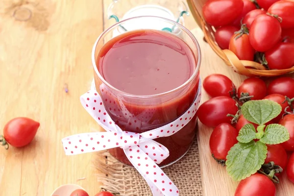 Sumo de tomate com tomates frescos . — Fotografia de Stock