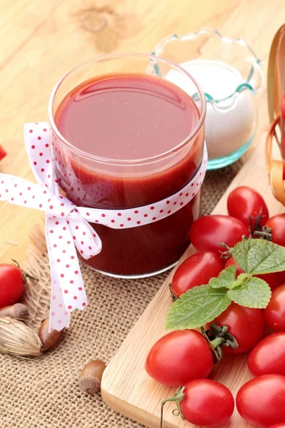 Томатный сок со свежими помидорами . — стоковое фото