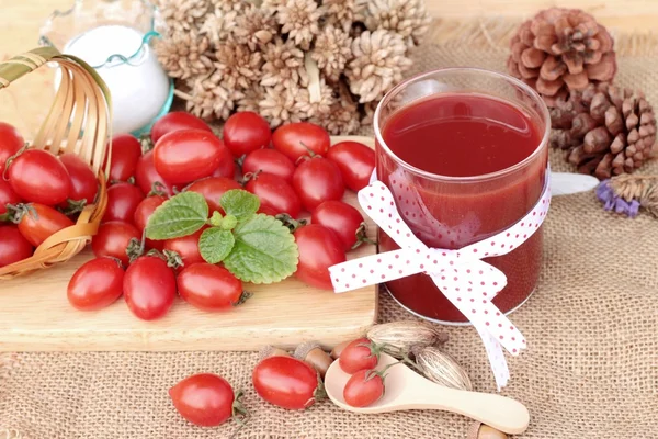 Jugo de tomate con tomates frescos . — Foto de Stock