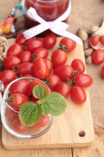 Jugo de tomate con tomates frescos . — Foto de Stock