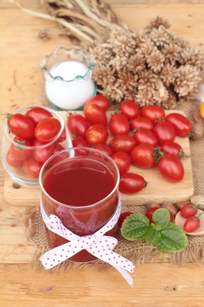 Jugo de tomate con tomates frescos . — Foto de Stock