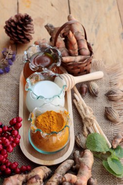 Zerdeçal tozu ile bal ve süt fırçalayın için.