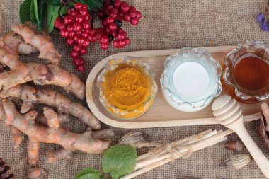 Zerdeçal tozu ile bal ve süt fırçalayın için.