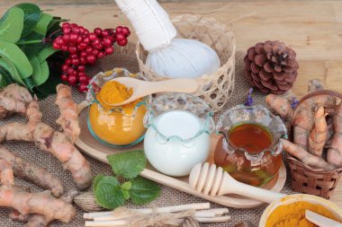 Zerdeçal tozu ile bal ve süt fırçalayın için.