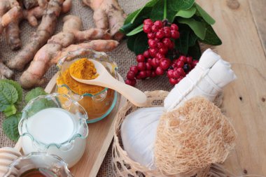 Zerdeçal tozu ile bal ve süt fırçalayın için.