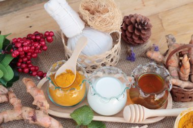 Zerdeçal tozu ile bal ve süt fırçalayın için.