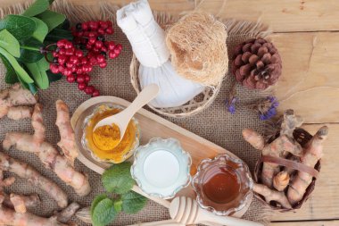 Zerdeçal tozu ile bal ve süt fırçalayın için.