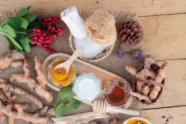 Zerdeçal tozu ile bal ve süt fırçalayın için.