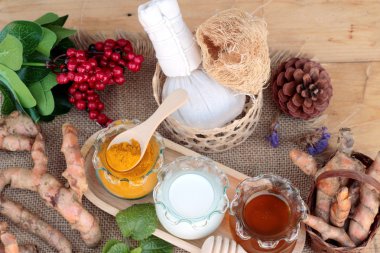 Zerdeçal tozu ile bal ve süt fırçalayın için.