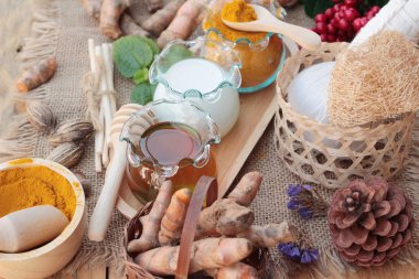 Zerdeçal tozu ile bal ve süt fırçalayın için.