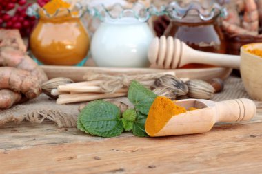 Zerdeçal tozu ile bal ve süt fırçalayın için.