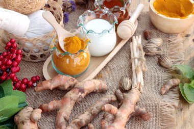 Zerdeçal tozu ile bal ve süt fırçalayın için.