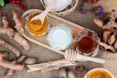 Zerdeçal tozu ile bal ve süt fırçalayın için.