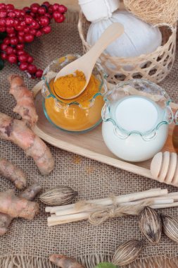 Zerdeçal tozu ile bal ve süt fırçalayın için.