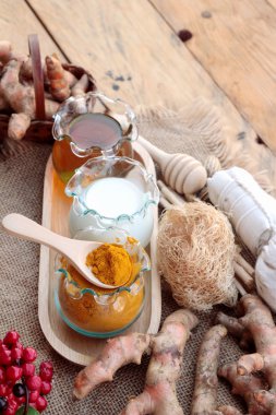 Zerdeçal tozu ile bal ve süt fırçalayın için.