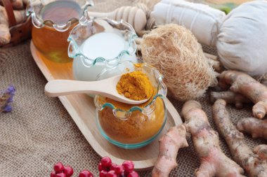 Zerdeçal tozu ile bal ve süt fırçalayın için.