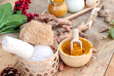 Zerdeçal tozu ile bal ve süt fırçalayın için.