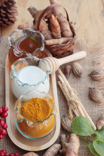 Cúrcuma en polvo con miel y leche para fregar . — Foto de Stock