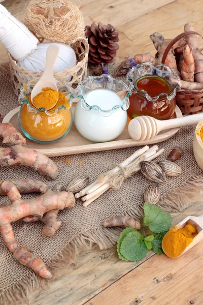 Zerdeçal tozu ile bal ve süt fırçalayın için.