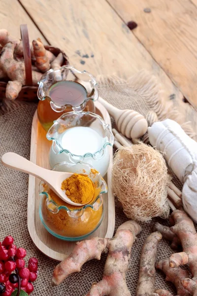 Zerdeçal tozu ile bal ve süt fırçalayın için.